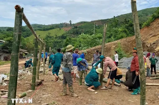 Sơn La: Hỗ trợ làm lán ở tạm cho người dân Nà Mện phải di dời khỏi khu vực sạt lở