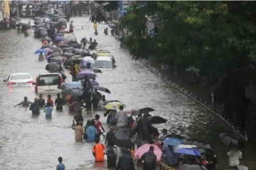 Mưa lớn làm tê liệt Mumbai (Ấn Độ), ít nhất 4 người tử vong