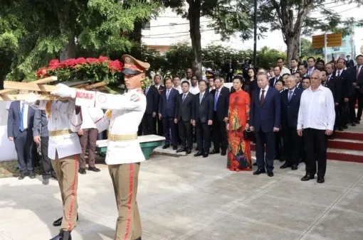 Tổng Bí thư, Chủ tịch nước Tô Lâm đặt vòng hoa tại Tượng đài Bác Hồ ở La Habana