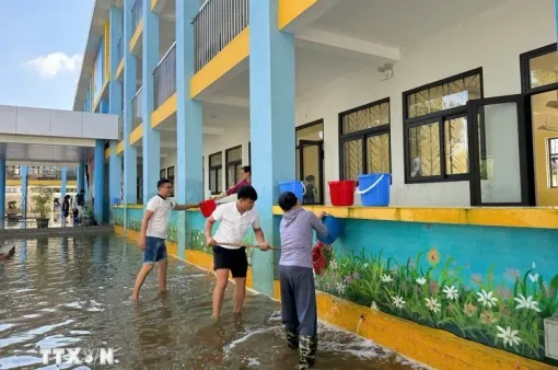 Hà Nội: Trường học ở "rốn lũ" Chương Mỹ bắt đầu dọn dẹp dù sân vẫn ngập nước