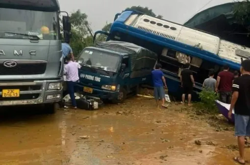 Hiện trường vụ sạt lở đất vùi lấp nhiều phương tiện giao thông tại Hà Giang