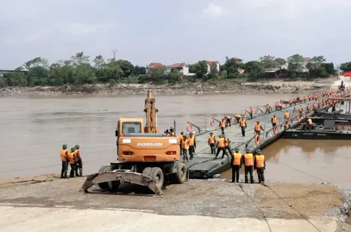 Niềm vui lớn của người dân khi có cầu phao thay cầu Phong Châu