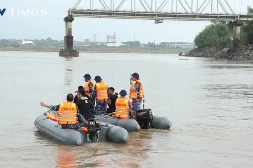 Thợ lặn đặc công tìm kiếm 4 nạn nhân mất tích trong sập cầu Phong Châu