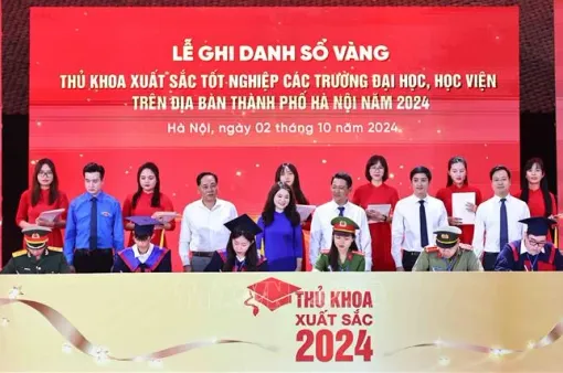 Ghi danh sổ vàng 100 thủ khoa xuất sắc Thủ đô Hà Nội