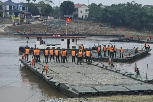 Sử dụng phà quân đội tạm thay thế cầu phao Phong Châu