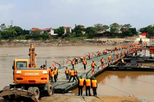 Phú Thọ: Cầu phao Phong Châu được thông xe trở lại