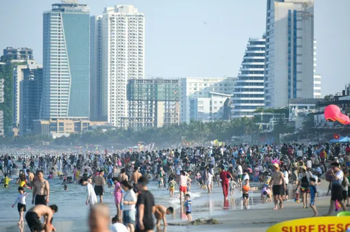 Bãi biển Đà Nẵng thu hút rất đông du khách