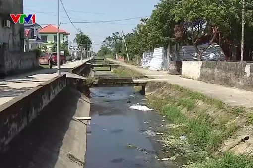 Dòng kênh đen đặc, bốc mùi giữa khu dân cư