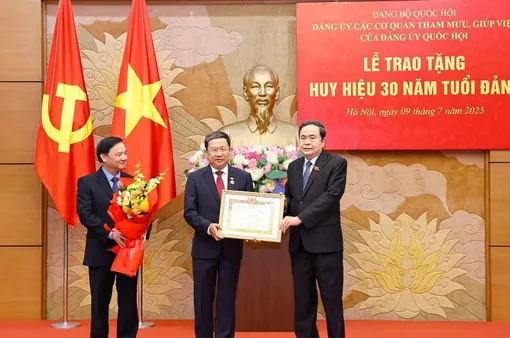 Chủ tịch Quốc hội Trần Thanh Mẫn dự lễ trao tặng huy hiệu 30 năm tuổi Đảng