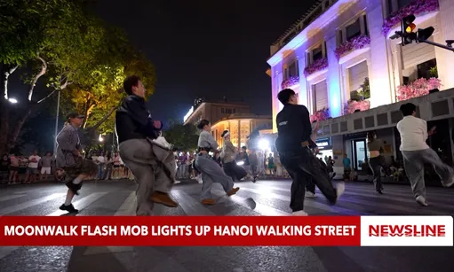 Moonwalk flash mob lights up Hà Nội Walking Street