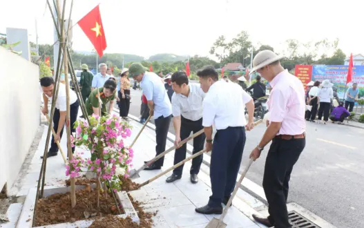 Quảng Ninh: Người dân trồng hàng chục đường hoa dịp Quốc khánh mùng 2/9