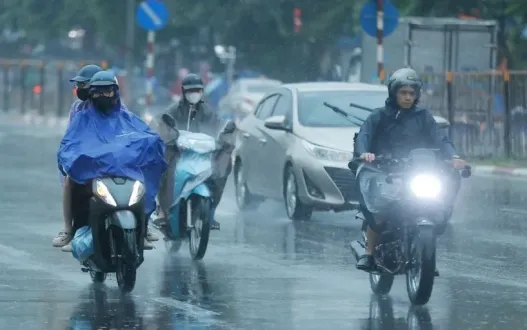 Bắc Bộ và Trung Bộ nắng ráo, Nam Bộ mưa dông mạnh