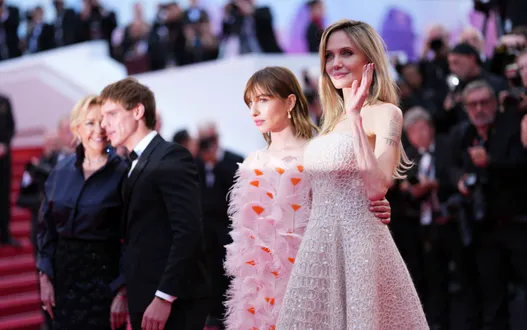 Angelina Jolie mặc chiếc váy có mức giá không tưởng trên thảm đỏ LHP Cannes 2025
