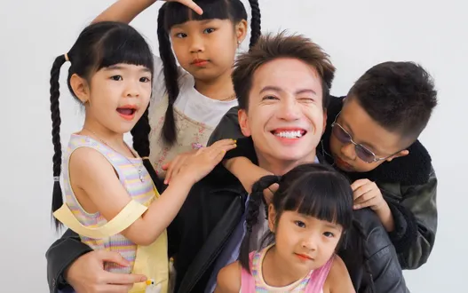 S.T Sơn Thạch lần đầu làm bố chăm 5 con: Cột tóc, dọn giường, đi chợ, nấu ăn
