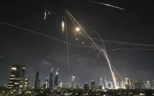 NÓNG: Iran đáp trả Israel dữ dội, hàng trăm tên lửa bay qua Jerusalem và Tel Aviv