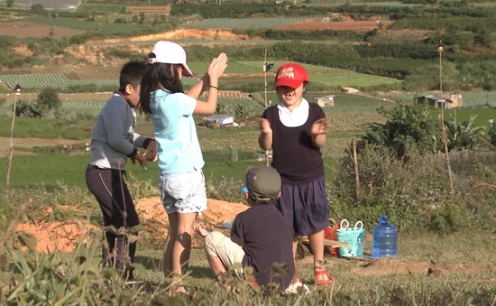 Bố ơi! Mình đi đâu thế?: Các bé cãi nhau vì “người bạn" mới