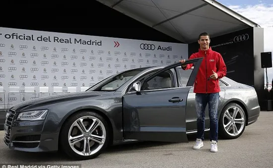 Dàn sao Real Madrid “hớn hở" với loạt xe Audi mới