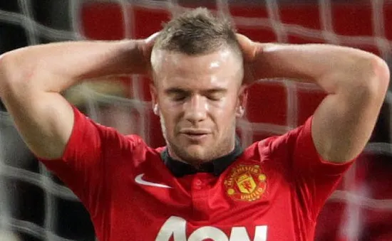 “Người thừa” Cleverley vẫn bơ vơ trong “địa ngục” Man Utd