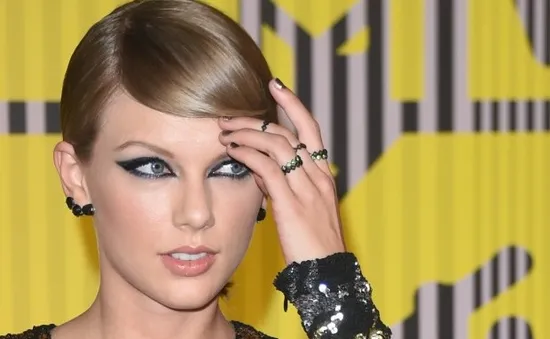 Ẵm giải lớn, Taylor Swift nhận quà bất ngờ từ bạn trai