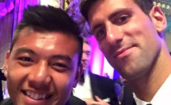 Hoàng Nam rạng rỡ chụp ảnh selfie cùng Djokovic, Serena Williams