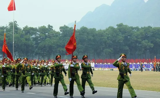 Không thể quên khoảnh khắc người dân vẫy chào đoàn duyệt binh dưới mưa