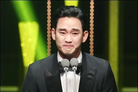 Kim Soo Hyun khóc nấc khi giật giải tại Korea Drama Awards