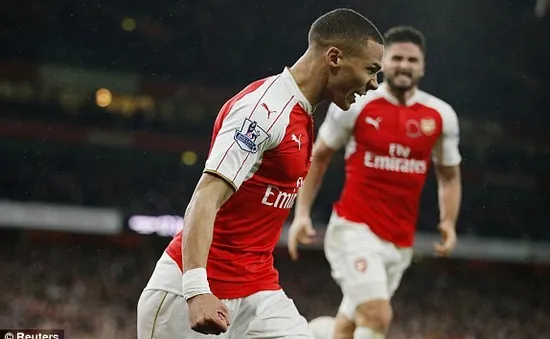Lloris mắc sai lầm, Gibbs cứu Arsenal thoát hiểm ở derby London