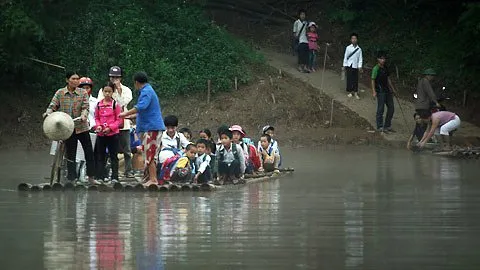 Hành trình gian nan đi tìm con chữ của trẻ em vùng sông nước