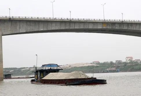 Hưng Yên: Phát hiện 3 người tử vong trên tàu chở cát