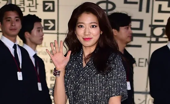 Park Shin Hye "kém xinh" tại show diễn của Chanel