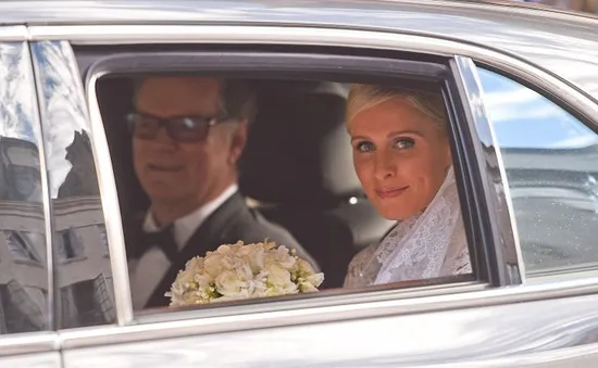 Váy cưới tiền tỷ của Nicky Hilton bị vướng vào bánh xe Bentley