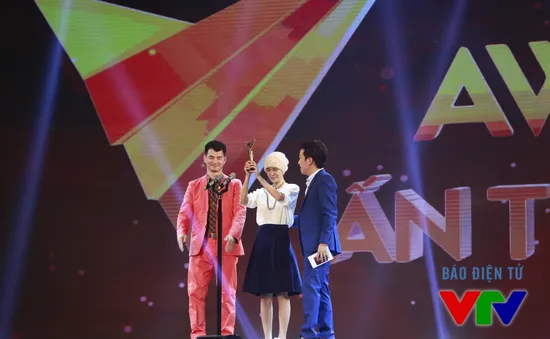 VTV Awards 2015: Xuân Bắc - Trường Giang "làm loạn" sân khấu vì không được đề cử