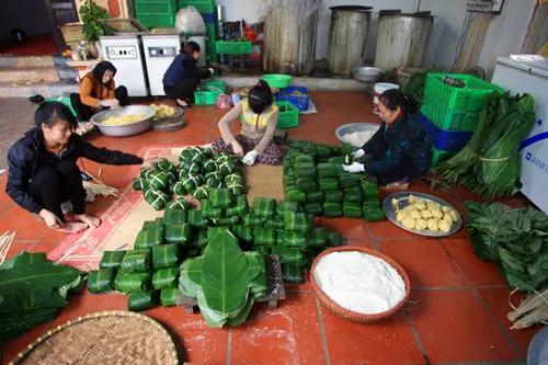 Hà Nội: Làng nghề bánh chưng Tranh Khúc hối hả vào dịp Tết