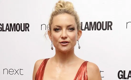 Kate Hudson nổi bật với đầm đỏ gợi cảm