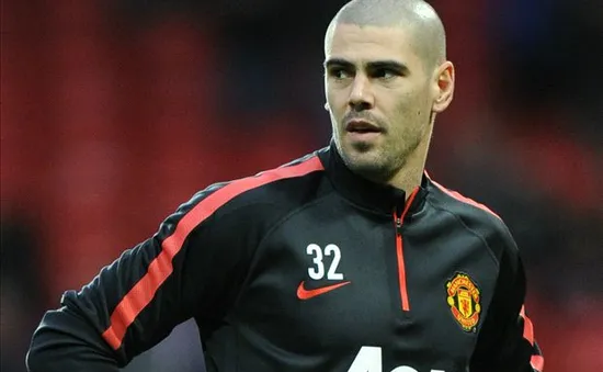 Cáu tiết vì chồng bị cho ra rìa, vợ Valdes công kích sự vô cảm của Man Utd