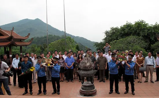 Đoàn cán bộ, hội viên Hội Nhà báo Việt Nam hành hương về nguồn