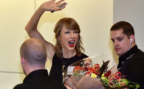 Taylor Swift bị fan “cuồng” vây kín tại Nhật Bản