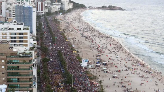 Người dân Brazil đổ xô ra biển trốn nóng