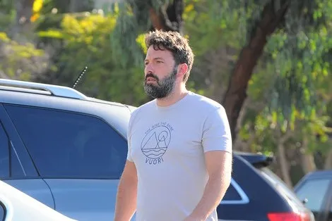 Ben Affleck dựa vào mẹ sau khi hôn nhân đổ vỡ