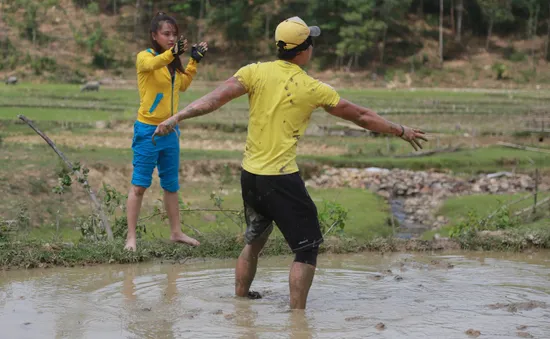 Cuộc đua kỳ thú 2015: Các tay đua lấm lem vì bịt mắt bắt lươn