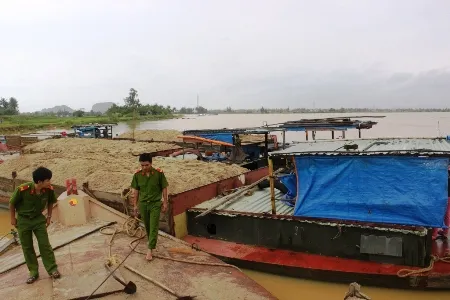 Khó khăn trong việc ngăn chặn nạn cát tặc vùng giáp ranh Hà Nội