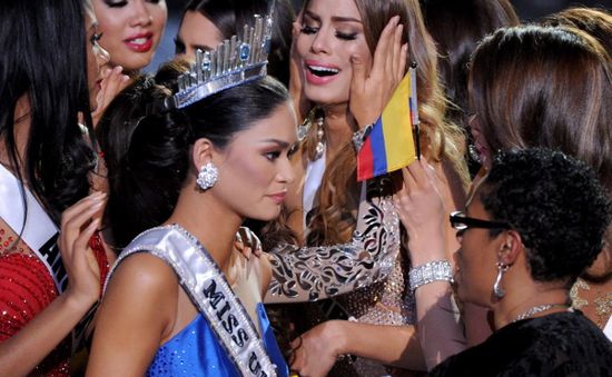 Khoảnh khắc HHHV Pia Alonzo Wurtzbach bị "bỏ quên" trong giây phút đăng quang