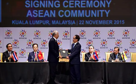 Lãnh đạo các nước hoan nghênh ASEAN ký tuyên bố thành lập Cộng đồng ASEAN