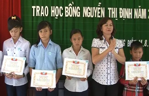 Trao học bổng Nguyễn Thị Định cho 200 nữ sinh có hoàn cảnh khó khăn