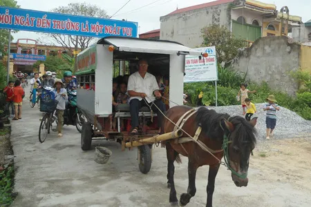 Ông cụ ngoài 70 tuổi dùng xe ngựa tự chế đưa đón miễn phí học sinh đến trường