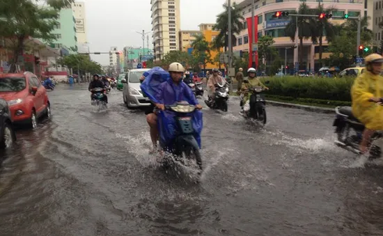 Mưa lớn kéo dài, người dân Đà Nẵng khốn khổ