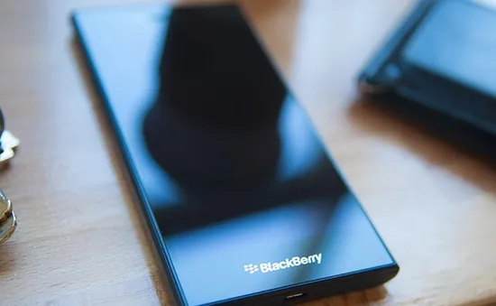 Dâu Đen tung video trên tay BlackBerry Leap