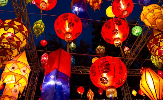 Sắc màu rực rỡ đêm Trung thu ở các nước châu Á