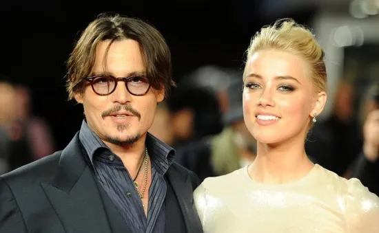 Johnny Depp bất ngờ kết hôn tại nhà riêng