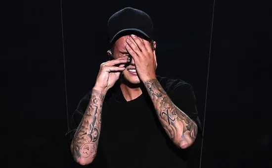 Vì sao Justin Bieber rơi lệ tại VMA 2015?